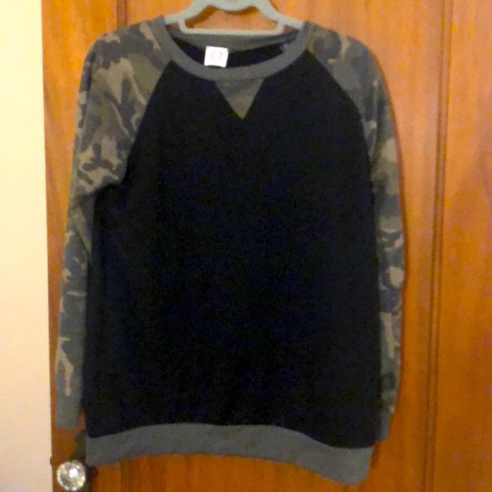 Adorable Cameo/Black Pullover - Gently Used